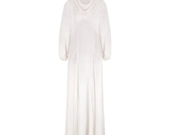 Vestido de satén blanco con cuello vuelto y puños fruncidos, años 30