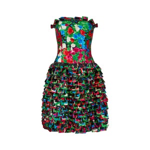 Vestido escalonado con volantes sin tirantes de Oscar de la Renta de la pasarela 2008