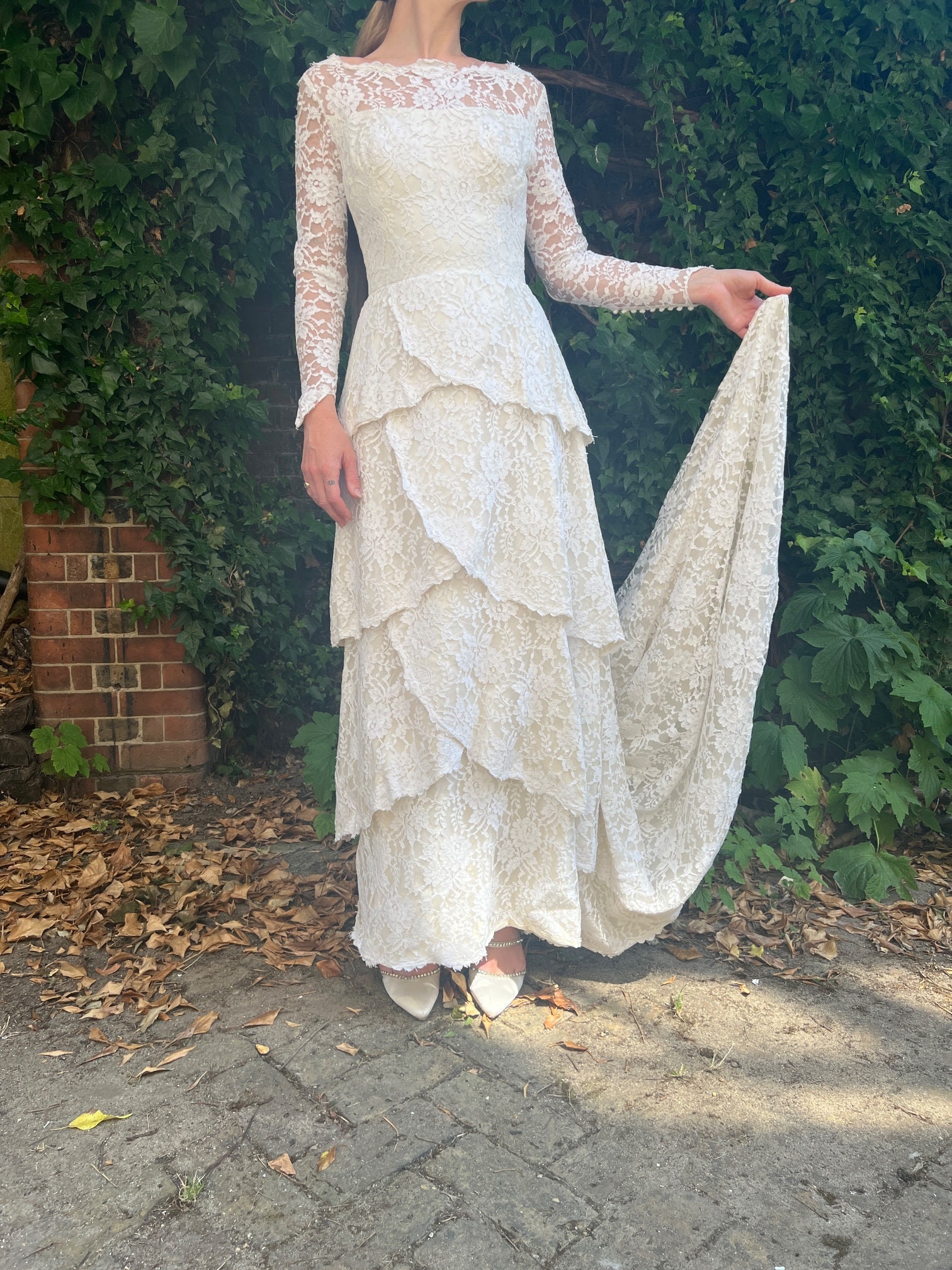 ティアード　ウェディングドレス 1960年代の白いレースのティアードウェディングドレス（トレーン付き