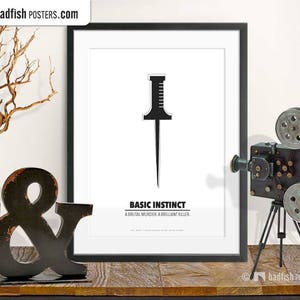 Op de afbeelding: Zwart-witte minimalistische filmposter voor de film Basic Instinct. De poster toont een gestileerde afbeelding van een duimspijker, met de titel van de film en de tagline "Een brute moord, een briljante moordenaar" onder de afbeelding.