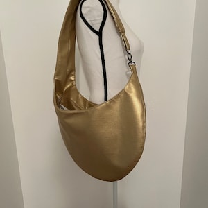 Bolsa tiracolo de couro vegano dourado