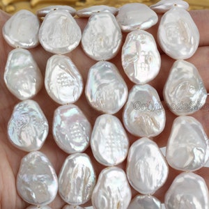 Puede incluir: Una hebra de perlas de agua dulce barrocas blancas. Las perlas son de forma irregular y tienen una superficie lisa y lustrosa. Las perlas están enhebradas en un hilo blanco y tienen un tamaño aproximado de 10-12 mm.