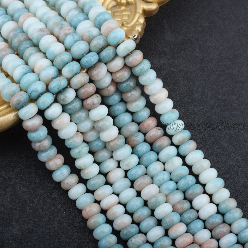 Pu&ograve; includere: Fili di perline di pietre preziose di amazzonite nei toni del blu, bianco e marrone. Le perline sono di forma ovale e hanno una superficie leggermente sfaccettata. Le perline sono infilate, pronte per la creazione di gioielli. Le perline sono una pietra naturale.