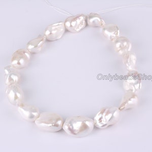 Peut inclure: Un collier de perles baroques blanches enfil&eacute;es sur un fil blanc. Les perles sont de forme irr&eacute;guli&egrave;re et ont une finition lisse et brillante.