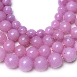 Puede incluir: Una hebra de cuentas redondas de piedras preciosas de color lavanda. Las cuentas son lisas y pulidas, con un ligero brillo. Las cuentas est&aacute;n enhebradas en un hilo delgado y transparente.