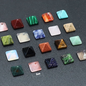 以下が含まれることがあります： 緑、赤、青、ピンク、黒、茶色、白など、さまざまな色と素材で作られた、8mmの小さな宝石のピラミッド16個の詰め合わせです。