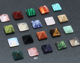 Peut inclure: Assortiment de 16 petites pyramides en pierres précieuses, chacune mesurant 8 mm, dans différentes couleurs et matériaux, notamment le vert, le rouge, le bleu, le rose, le noir, le marron et le blanc.