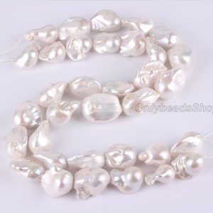 Peut inclure: Un brin de perles baroques blanches, chaque perle est de forme irr&eacute;guli&egrave;re et pr&eacute;sente un l&eacute;ger reflet iris&eacute;. Les perles sont enfil&eacute;es sur un fil blanc et sont pr&ecirc;tes &agrave; &ecirc;tre utilis&eacute;es pour la fabrication de bijoux.