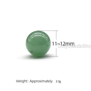 Könnte beinhalten: Eine runde, hellgrüne Edelsteinperle. Die Perle hat einen Durchmesser von ca. 11-12 mm und wiegt etwa 2-3 g. Der Text "OnlyBeadsShop" ist auf dem Bild zu sehen.