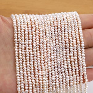 Puede incluir: Hebras de pequeñas perlas de agua dulce blancas. Las perlas están ensartadas, creando una apariencia delicada y elegante. Las perlas son de color blanco cremoso y tienen una superficie lisa y brillante. Ideal para la fabricación de joyas.