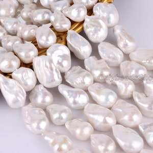 Peut inclure: Un brin de perles d'eau douce baroques blanches. Les perles sont de forme irr&eacute;guli&egrave;re et ont une finition lisse et lustr&eacute;e. Elles sont enfil&eacute;es sur un fil blanc et sont pr&ecirc;tes &agrave; &ecirc;tre utilis&eacute;es pour la fabrication de bijoux.