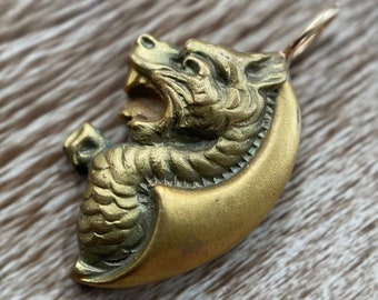 Antieke Edwardiaanse Amerikaanse Gold Wash Griffin Stick Pin Conversie Charme c. 1910, hanger, figuraal, draak, art nouveau, mythisch beest