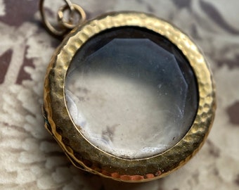 Antikes Edwardian Französisch Beveled Glass Rundes Foto Locket Gehämmerter 18k Goldrahmen c. 1900, Vintage, Victorian, Anhänger, Belle Epoque, Shaker