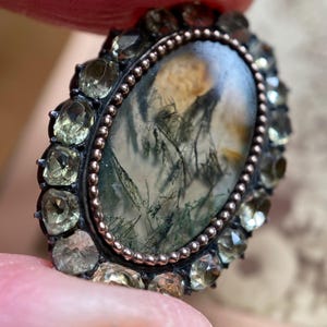 Antique Georgian Portuguese Small Oval Moss Agate and Chrysoberyl Halo Fichu Pin in Silver c. 1800, Iberian, Portugal, Brooch, Lace Pin