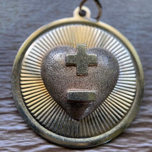 Vintage Dankner & Sons Love Token &quot;Plus Qu&#39;Hier Moins Que Demain&quot; Medallion Charm in 14k Gold c. 1960, Engine Turned, Augis, French, Pendant