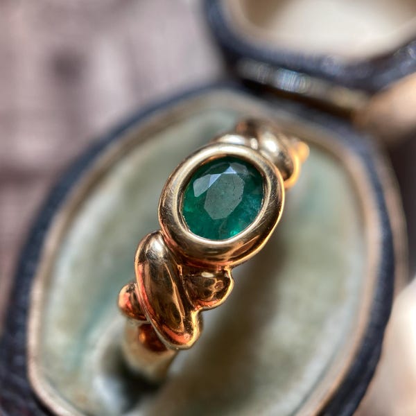 Anillo apilable vintage retro con solitario de esmeralda engastado en bisel ovalado y banda entrecruzada en oro de 10 k, c. 1980, apilable, finca, giro, nudo, X, mediados de siglo