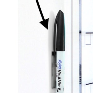 Op de afbeelding: Een wit whiteboard met een zwarte marker die aan een roestvrijstalen houder is bevestigd. De marker is ge&euml;tiketteerd "Expo Vis-&agrave;-Vis" en heeft een zwarte dop. De tekst "Marker en roestvrijstalen houder inbegrepen!" staat in het rood boven de marker.