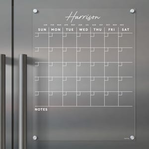 Original Acryl-Kühlschrankkalender mit individuellem Familiennamen | Magnetischer minimalistischer trocken abwischbarer Kalender | Klares Acryl mit Notenabschnitt