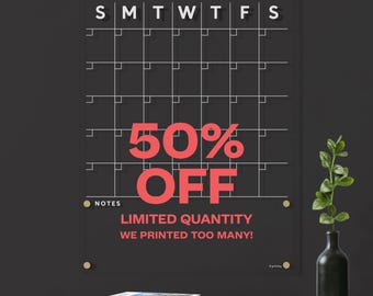 60% Rabatt auf großen Acrylkalender mit weißem Text | Abwischbares Brett für dunkle Wände | Minimalistische wiederverwendbare Tafel Hochwertiger Hardware Kalender