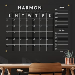 Gepersonaliseerde acryl wandkalender | Aangepaste doorzichtige, droog uitwisbare planner met gepolijste randen | Meerdere maten | Gezinsorganizer met witte tekst