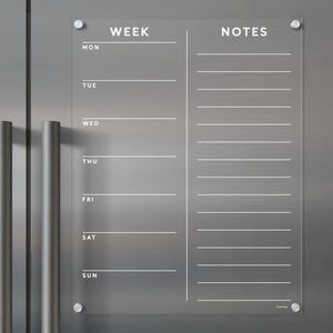 Könnte beinhalten: Ein transparenter, abwischbarer Wochenplaner aus Acryl mit einem Notizbereich. Der Planer hat einen weißen Hintergrund mit schwarzen Linien und Text. Die Wochentage sind auf der linken Seite des Planers aufgelistet, und der Notizbereich befindet sich auf der rechten Seite.