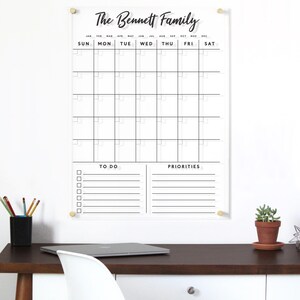 Gepersonaliseerde acrylkalender 2025 | Achternaam en aangepaste vaktitels | Minimalistische muurplanner voor droog wissen | Aanpasbare gezinswandkalender