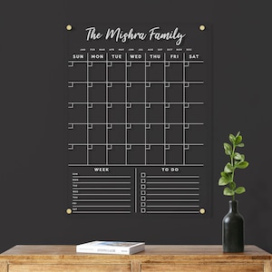 Aangepaste acrylkalender voor familienaam | Maandplanner met witte tekst voor droog wissen | Home Command Center muuropberger | Maandelijkse opberger van acryl