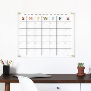 Acrylkalender met regenboogletters in aardetinten | Droog wissen Lucite-wandkalender | Doorzichtige acrylplanner | Wandplanner voor thuis en op kantoor
