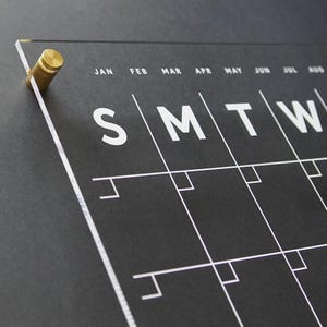 Calendário de acrílico original | Planejador de parede de acrílico com texto branco e notas laterais | Organizador de borda polida transparente | Planejador de parede de acrílico moderno