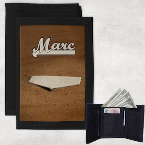Cartera infantil personalizada. Cartera de nailon de tres pliegues con diseño de jugador de béisbol y placa de home personalizada con cualquier nombre impreso