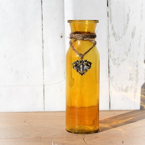 Bee Vase, Yellow Bee vase, decorated bee vase, bee decor, Glass vase, Bee home decor, Save the Bees, bee decorer, decore bee, gifts for her