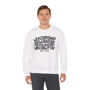 Sudadera de cuello redondo con león y la inscripción "Leadership Influencer" / Tipografía de opulencia y nobleza