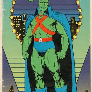 Puede incluir: Impresión artística de cómic de Martian Manhunter, un superhéroe de piel verde. Viste un traje azul con un arnés naranja en forma de X y una capa azul. El fondo presenta un paisaje urbano y el texto "Martian Manhunter".