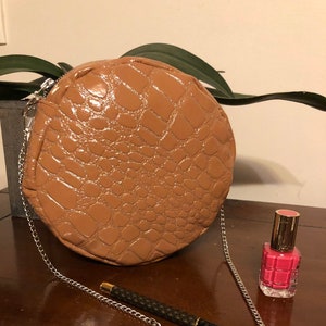 Sac rond cuir végan crocodile camel et pailleté – Sac bandoulière femme chic – Accessoire fait main élégant