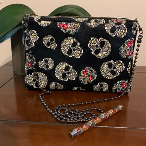 Sac cuir végan noir motif crânes et fleurs – Sac femme original fait main – Accessoire goth chic tendance
