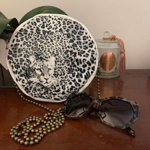 Sac rond cuir végan blanc et léopard – Sac bandoulière femme chic – Fait main – Style sauvage