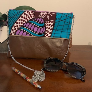 Petit sac bandoulière wax turquoise violet marron – Simili cuir marron – Accessoire coloré fait main