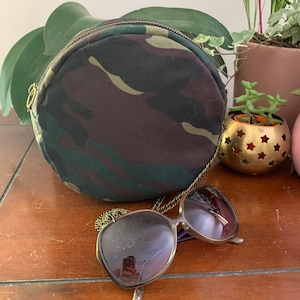 Sac rond en coton motif camouflage – Sac bandoulière original fait main – Cadeau femme tendance