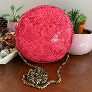 Sac Rond - cuir végan rose imitation serpent