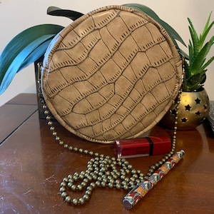 Sac rond cuir végan crocodile beige – Sac bandoulière chic femme – Accessoire fait main élégant