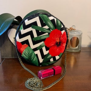 Sac rond velours hibiscus – Cuir végan – Sac bandoulière original fait main – Cadeau femme