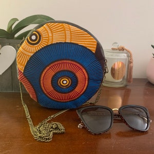 Sac rond wax et cuir végan marron foncé – Sac bandoulière femme fait main – Accessoire ethnique chic