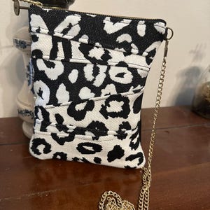 Petit sac bandoulière simili cuir noir et tissu coton motif léopard noir et blanc