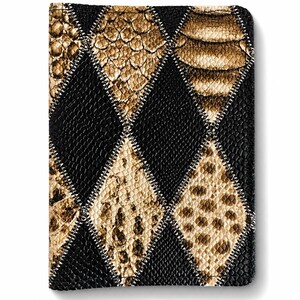 Peut inclure: Un portefeuille rectangulaire avec un motif patchwork. Le portefeuille présente un motif de losanges noirs alternant avec des losanges dans des tons bruns et beiges, ressemblant à de la peau de serpent. Les bords sont cousus avec du fil blanc.