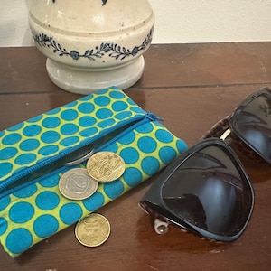 Petit porte-monnaie coton fond vert pois bleu turquoise – Porte-cartes tissu – Accessoire coloré – Fait main – Cadeau femme original