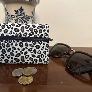 Petit porte-monnaie léopard fond blanc – Porte-cartes tissu – Accessoire coloré – Fait main – Cadeau femme original