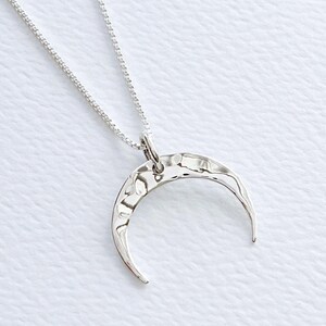 Halve maan gehamerd sterlingzilveren hanger ketting, gratis verzending, minimale hemelse maan sieraden, maanketting personaliseren cadeaubon