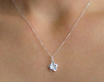 Sterlingzilveren ketting plumeriabloem, Hawaiiaanse ketting, bloemensieraden, botanische natuurbedel, bruidsmeisje sieraden cadeau, GRATIS VERZENDING