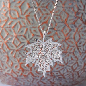 Ahornblatt Halskette, Sterling Silber, versandkostenfrei, filigranes Blatt, botanische Natur Schmuck, Herbst Geschenk, Baum Blatt Anhänger, Pflanze Halskette