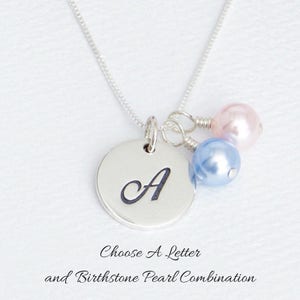 Collar con dije de letra inicial en plata de ley y perla con piedra de nacimiento de Swarovski. Combinaciones personalizadas de disco con monograma y mes de nacimiento.